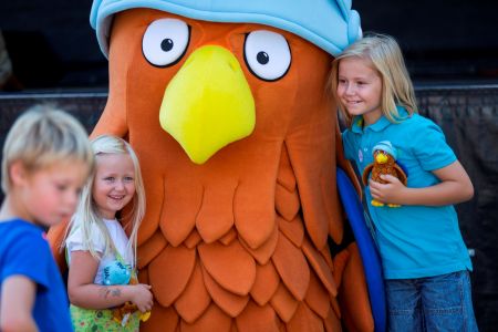 Das Maskottchen Falko in lebensgroß ist vor allem auch bei Kindern sehr beliebt